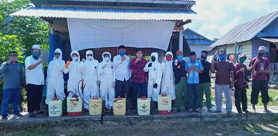 Penyemprotan Disinfektan di rumah-rumah warga Desa Baruga