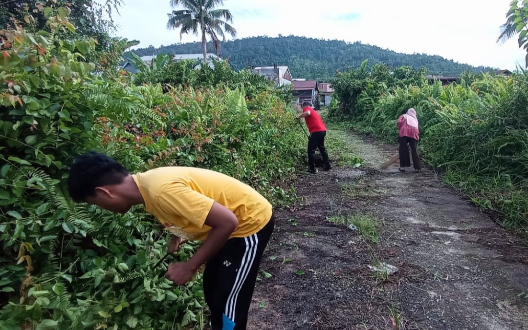 Kegiatan Kerja Bakti Jalan Desa Baruga Lorong Jl. Anggur